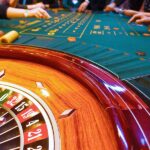 Das Bild zeigt mehrere Menschen an einem Roulettetisch und ist ein Beispiel für die Risikobewertung: Das Verfahren der Monte-Carlo-Simulation nimmt sich dafür die Gewinnverteilung aus dem Roulette-Spiel zum Vorbild und ist nun ein wesentlicher Bestandteil der Unternehmensbewertung nach dem IDW S 1.