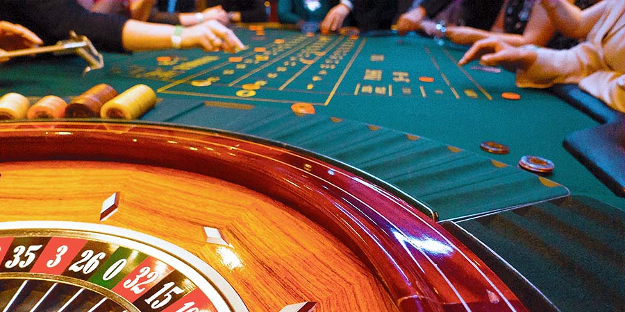 Das Bild zeigt mehrere Menschen an einem Roulettetisch und ist ein Beispiel für die Risikobewertung: Die Monte-Carlo-Simulation orientiert sich dabei an der Gewinnverteilung beim Roulette und hat sich inzwischen als zentraler Bestandteil der Unternehmensbewertung nach dem IDW S 1 etabliert.